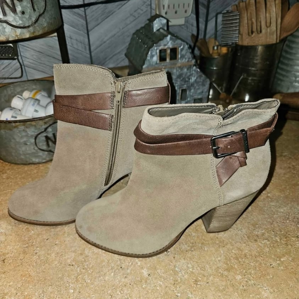 Gianni Bini Suede boots